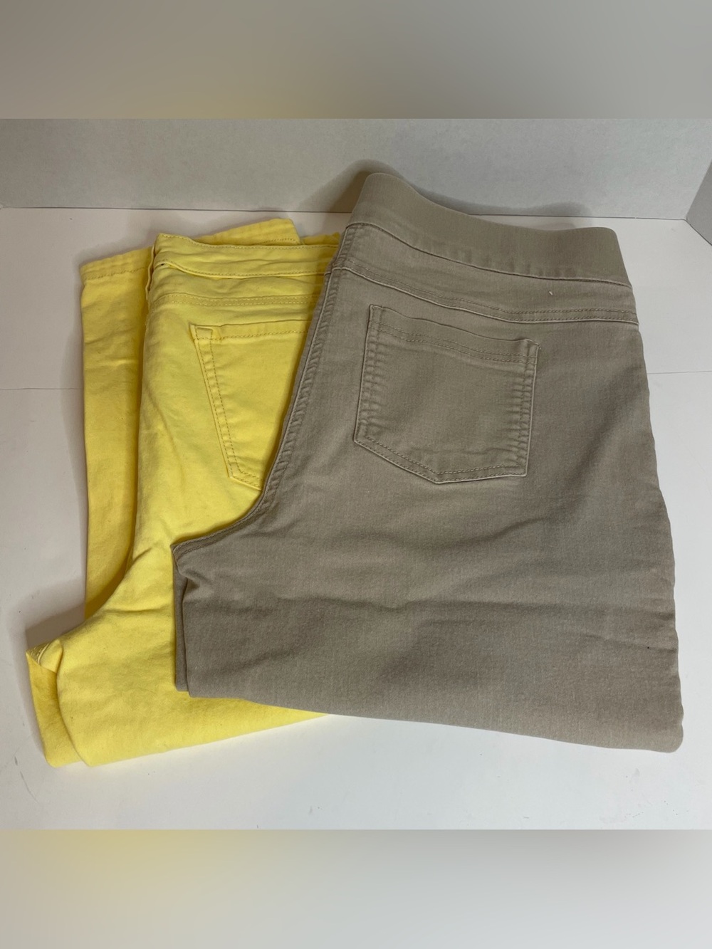 Kim Rogers Size 12 Capris Lot Of 2 Elastic Waist And Button/Zip. See Description